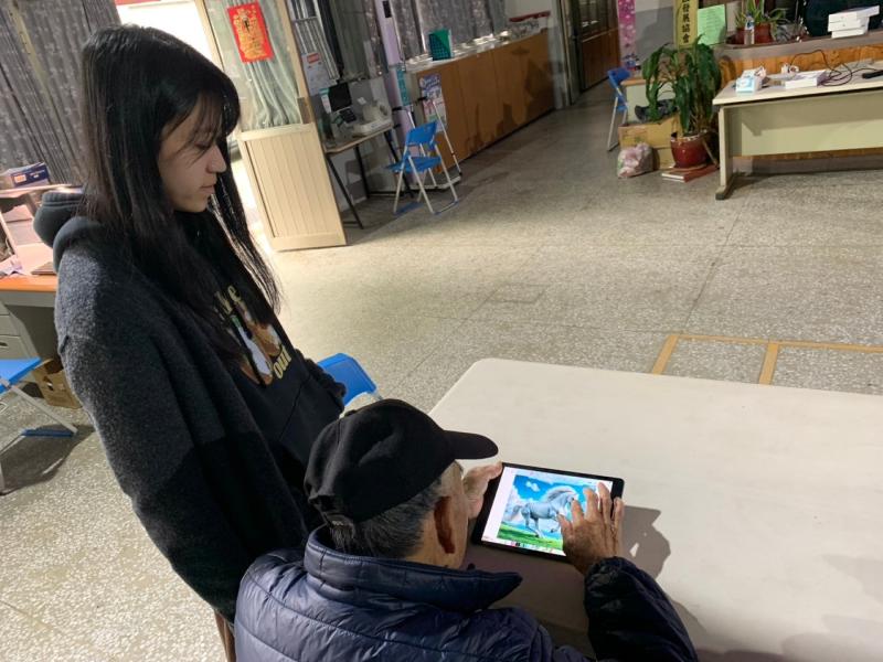 講師協助長輩設計圖片