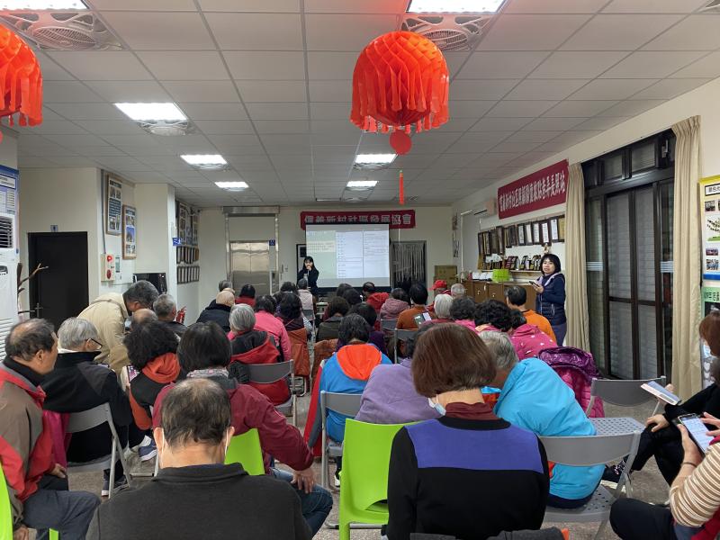 長輩們互相討論，學會用LINE辨別詐騙資訊