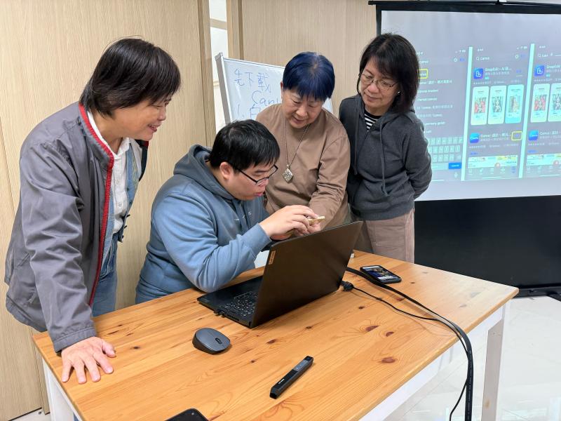 老師協助學員解決實作時遇到的問題