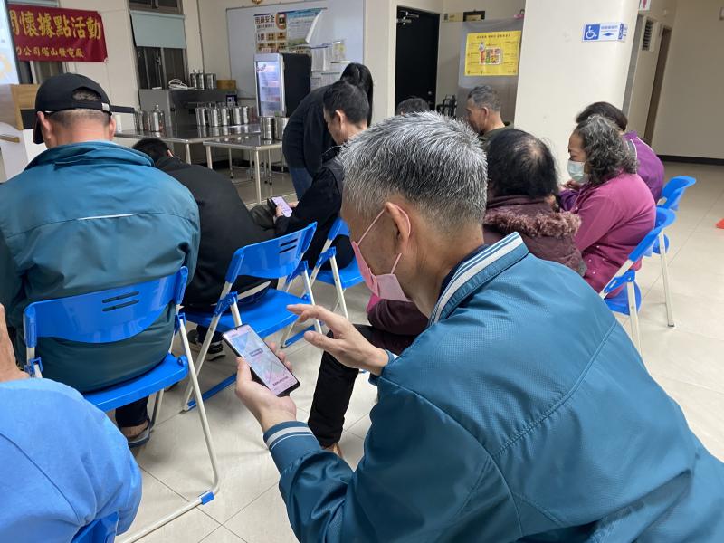 社區長輩跟著老師的步驟來操作LINE功能學習。