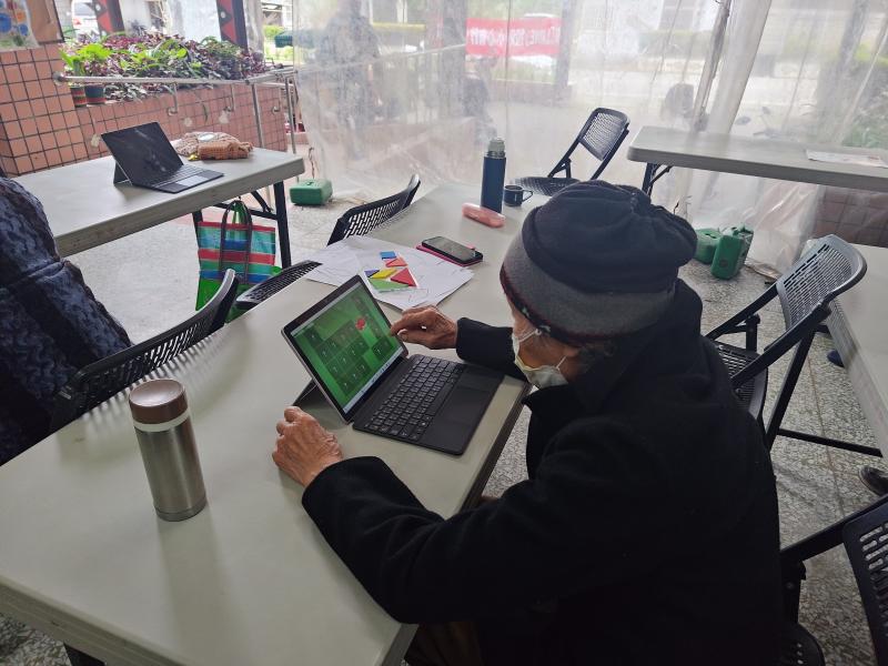 有的長者體驗拍照