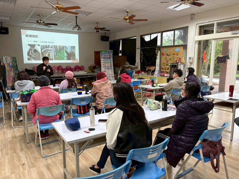 講師講解手機拍攝基本原理及運鏡方式