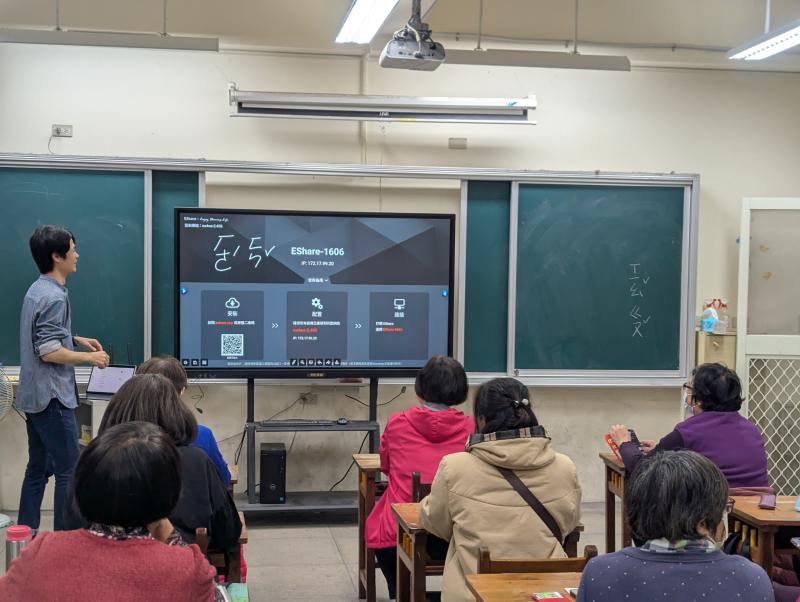 老師一步步帶學員以拼音輸入