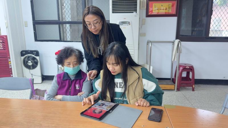 外籍幫傭也一起來學習，跟阿嬤一起練習