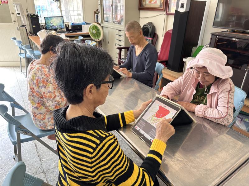 一開始上課老師先帶社區長輩認識平板電腦的操作方式，利用一指神功滑一滑找尋上課要使用的AP，有些社區長輩並沒有使用3C產品的經驗，感覺操作並不像傳統遙控器有按紐，觸摸在平滑的螢幕上感覺有些不適應，透過APP小遊戲，長輩可以慢慢適應平板的操作方