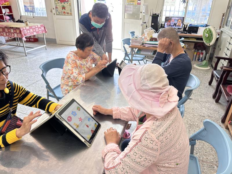 有任何問題老師也會去協助，讓不熟悉平板介面的長輩慢慢練習，學會操作的人也主動去分享他的解決方法，從基礎的操作讓長輩不會有壓力的使用，原來平板可以玩遊戲、畫畫、下載喜歡的圖片，跟著老師的講解原來平板可以這麼有趣!