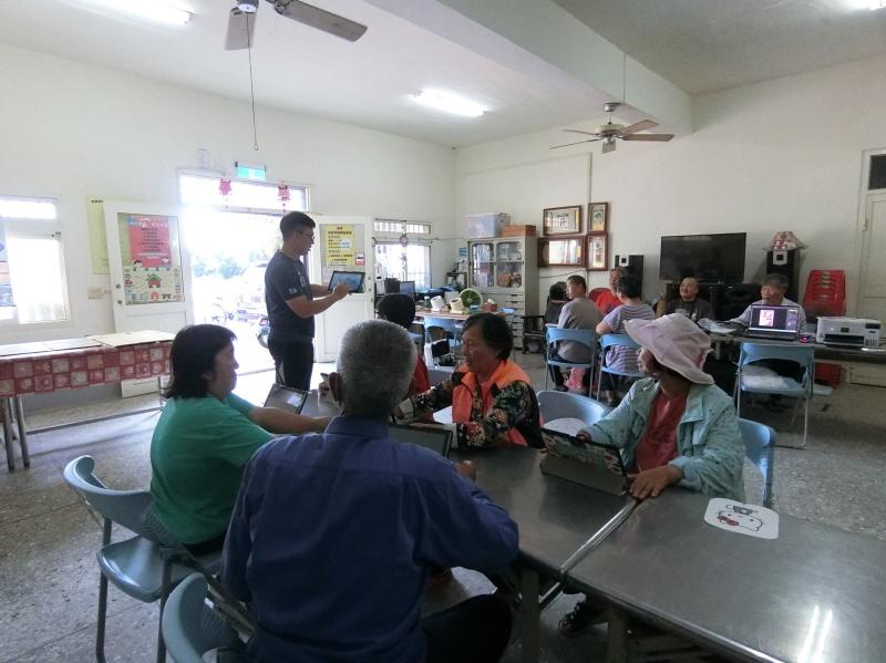 這堂課也同時讓社區的居民和長輩認識甚麼是熱轉印，以及熱轉印通常應用在那些東西上面，原來書本封面、衣服、抱枕、手帕、馬克杯、不鏽鋼保溫杯...都可以運用熱轉印來印製圖案，這次的課程老師藉由大家喜歡的圖案讓大家體驗熱轉印，印製出好看的扇子。