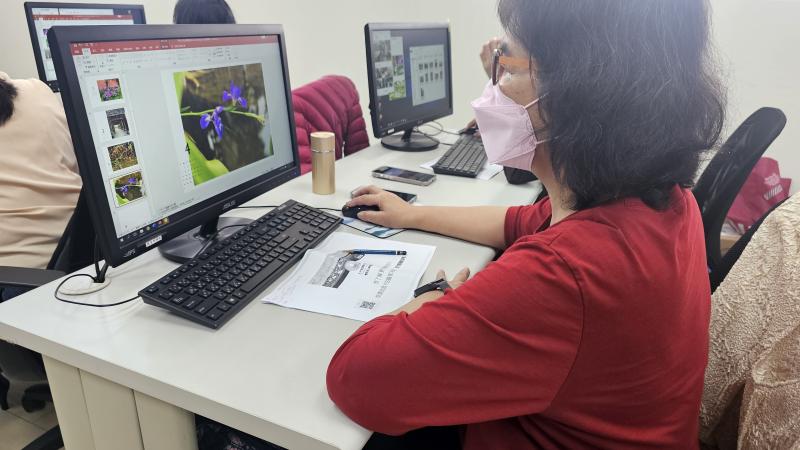 學員編排自己專屬的桌月曆。