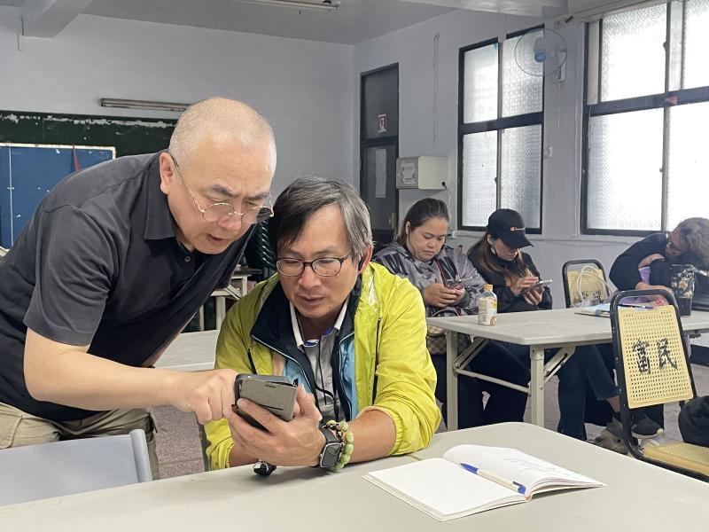 講師協助學員操作