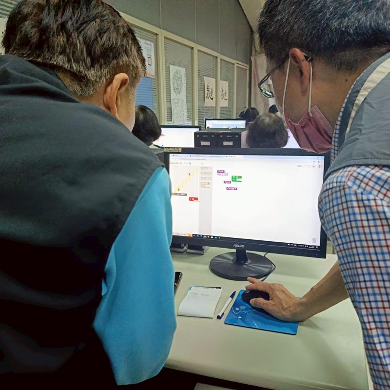 老師很認真講解理論