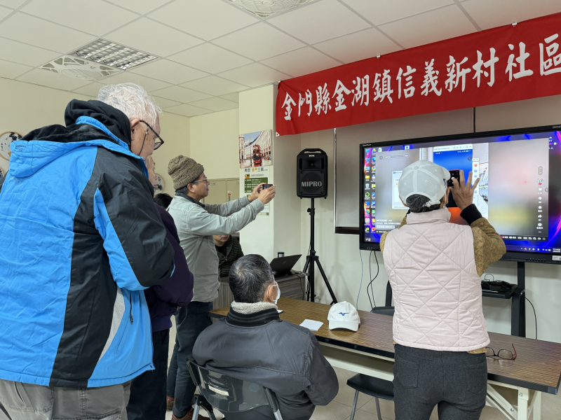 學器拍下今天教的幾個不同功能的生成式ai，回去後可以慢慢學會靈活應用。