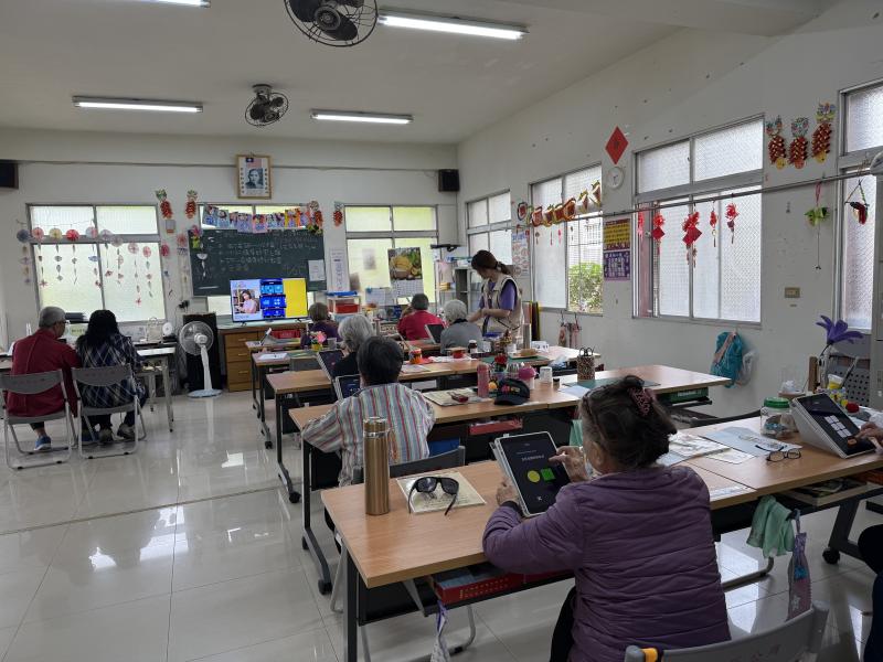 講師指導學員找到正確app圖示