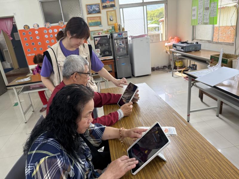 老師協助學員解決實作時遇到的問題