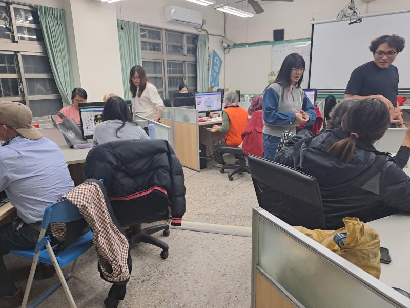 慢慢有想法，並且與同桌討論著呢~