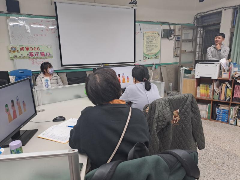 老師說社群媒體圍繞在我們生活當中