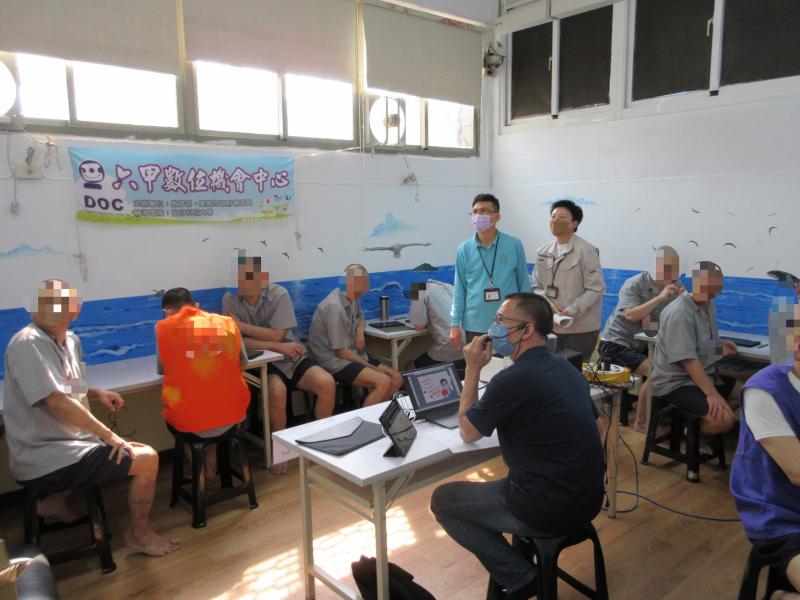 老師在課堂上仔細的教導繪圖軟體基礎使用技巧,讓學員可以設計個性化手寫卡片, 學員也認真地聽課。