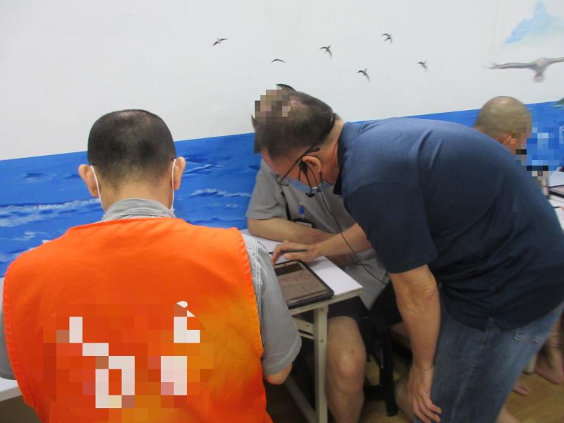 老師也適時地去關心與解決學員在使用平板繪圖軟體上的問題。