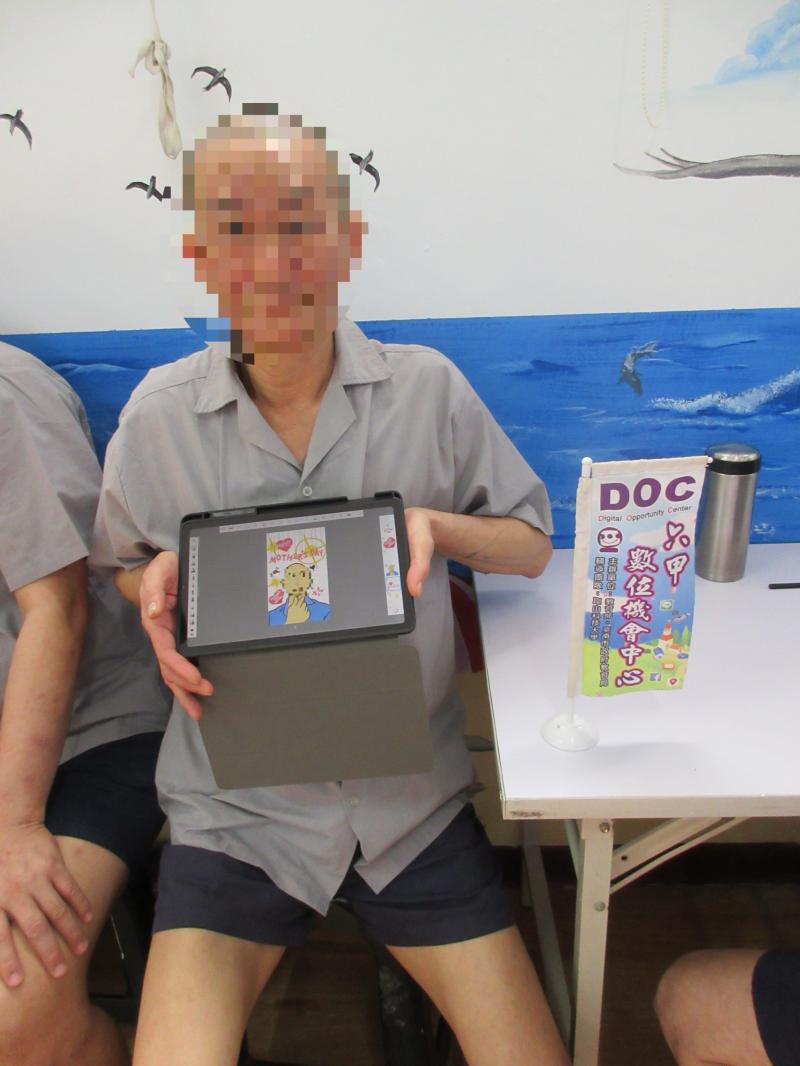 快到課程結束時, 收容人展示著自己的創意, 不僅是送給母親的禮物