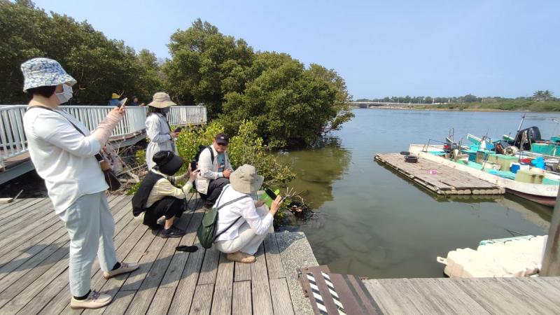 講師指導學員實地濕地拍攝