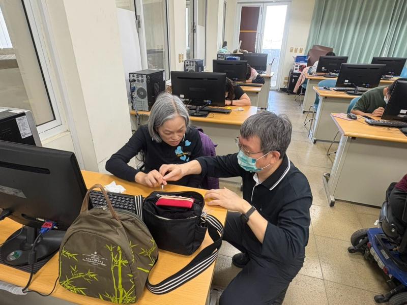 老師:「這樣畫才漂亮，立體感更明顯唷」