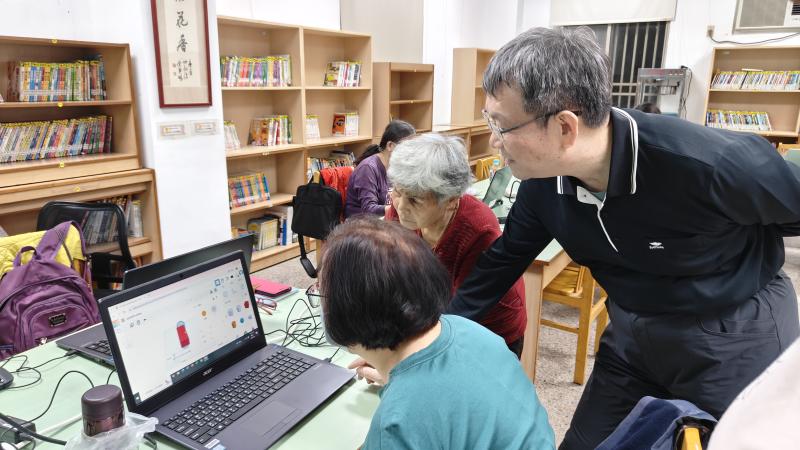 老師耐心協助指導學員不會的地方