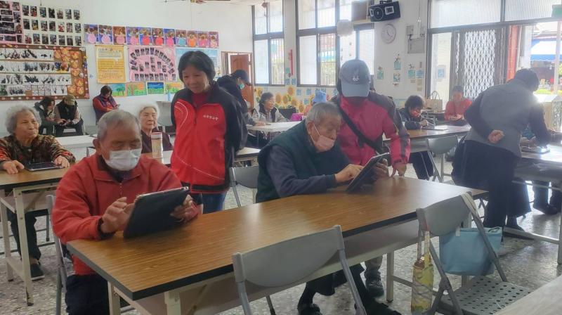 課程的第一堂課時，會有很多長者都跑來跑去看看這個、看看哪個。