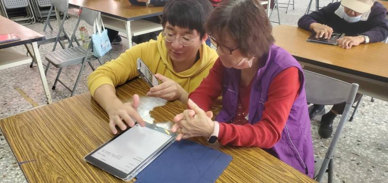 並在老師的指導下，接觸到了 Canva 這個設計工具，逐步掌握了基本的功能創作早安圖的過程