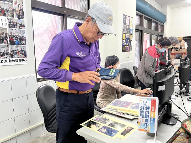 學員將自己用心珍藏、承載著珍貴回憶的老照片，一一透過影像編輯軟體進行細緻的數位修復與長久保存。