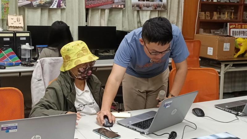 選取感受最深的片段，運用剪輯軟體加入關鍵幀翻轉效果，創作出具有個人觀點影音作品。