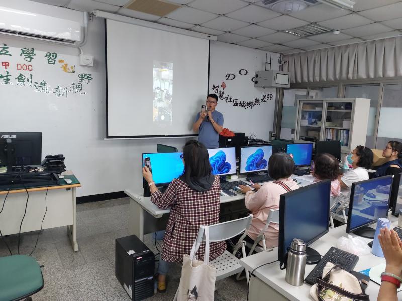 老師講解著手機拍照功能的特性