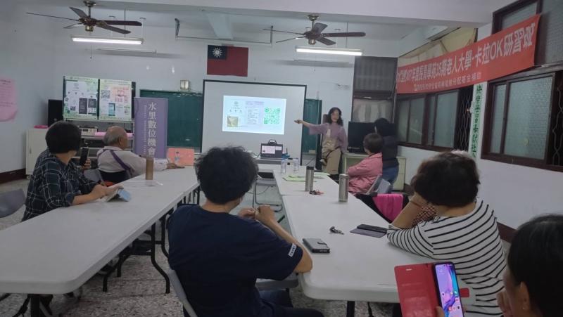 介紹近年最夯的Ai小幫手，學員專注聽課畫面.