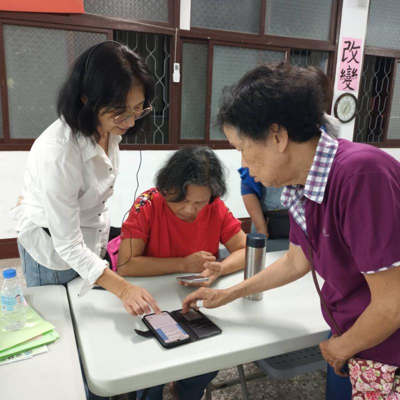 從旁指導學員手機操作上問題.