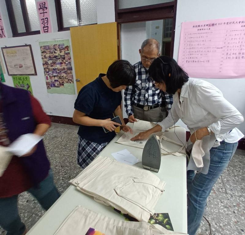 結合課程qR_code掃描AI小幫手指令下載圖片後，做輸出列印用熨斗盪平圖片於環保提袋作業情形.