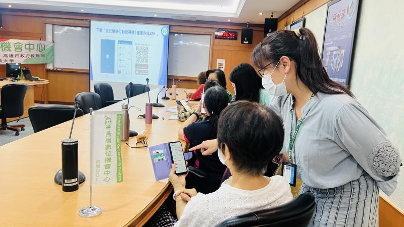 輔導員現場協助長輩們下載安裝健保快易通，申請帳號如何注冊登入