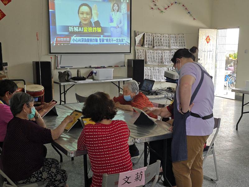 老師放映說明現今社會發生的案例。