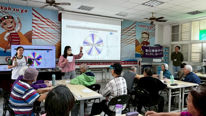 在科技快速發展的今天，我們一起陪伴長輩跨出信心的一步，安心地擁抱數位生活。