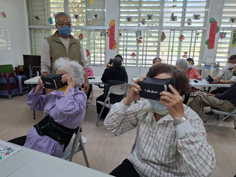 學員使用VR眼鏡體驗虛擬實境