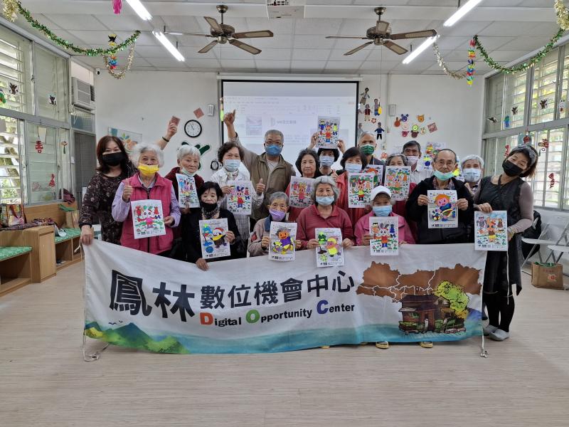 課程結束講師與學員拿著各自完成的繪圖大合照