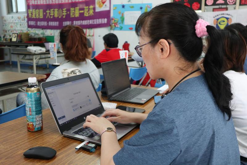 實際操作，練習使用AI工具。