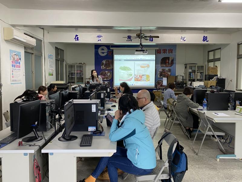 透過已完成的電子書，協助學員們更清楚瞭解家鄉故事數位典藏的方向與內容。