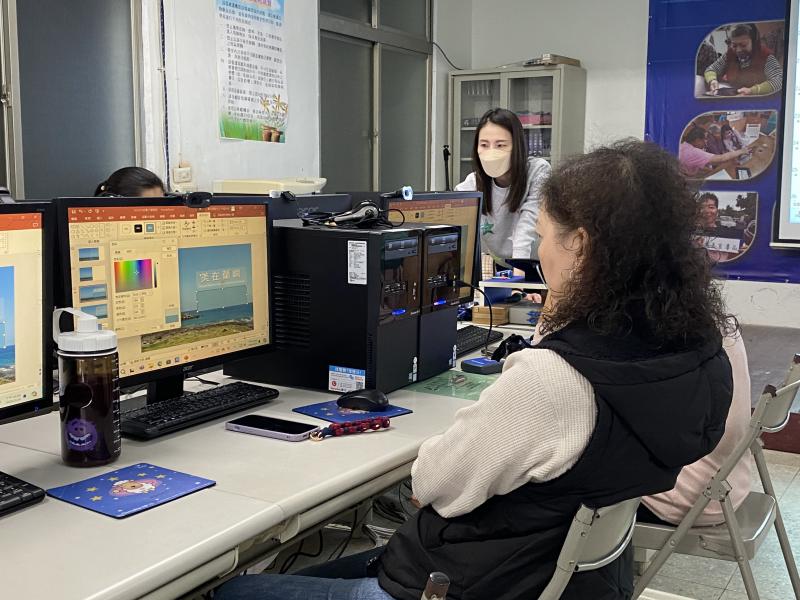 學員專注講師操作，如何透過色塊凸顯標題文字