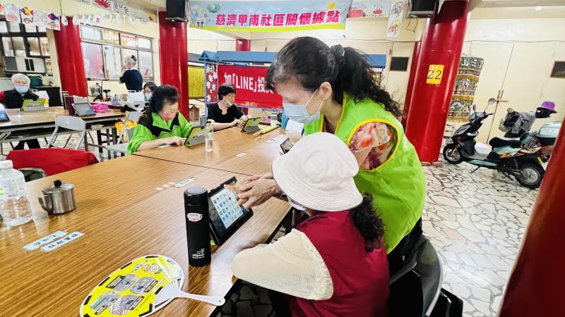 燕巢數位機會中心於4/11周五來到橋頭慈濟長照機構，現場讓長輩實際操作平板與并打開並進入遊戲體驗