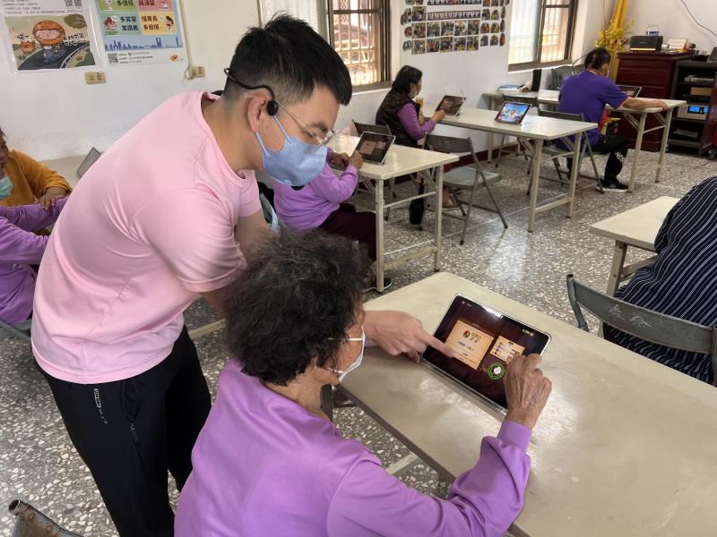 學員詢問講師如何操作