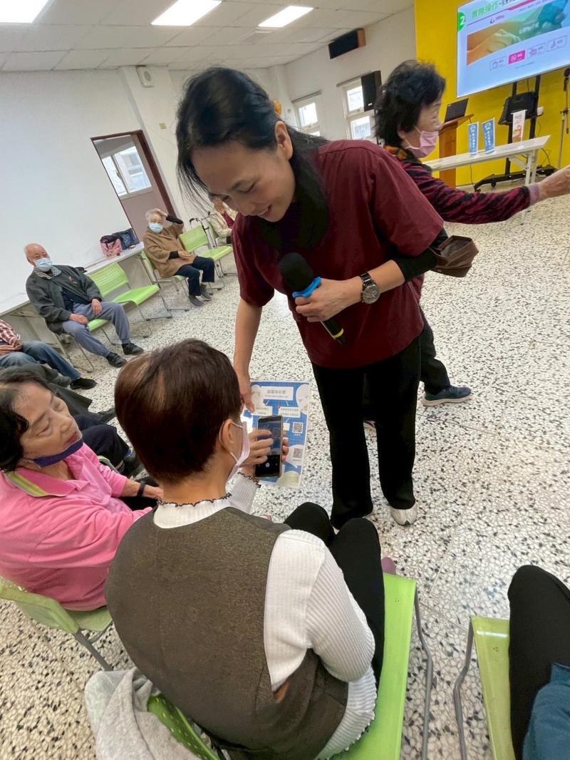 學員互相學習使用手 機下載學習一把罩