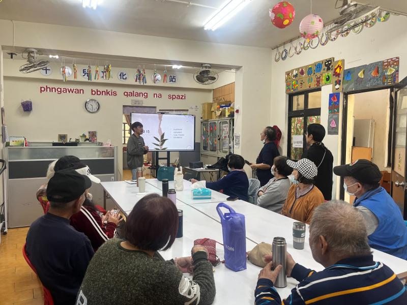 這次課程，講師說明了會教學員如何使用k歌軟體、google 智慧鏡頭、天氣預報查詢等，讓學員們感受數位科技帶來的便利生活。