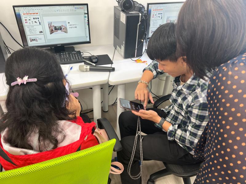 這門課程介紹短影音的流行趨勢,並教導如何利用故事性與視覺設計吸引觀眾。