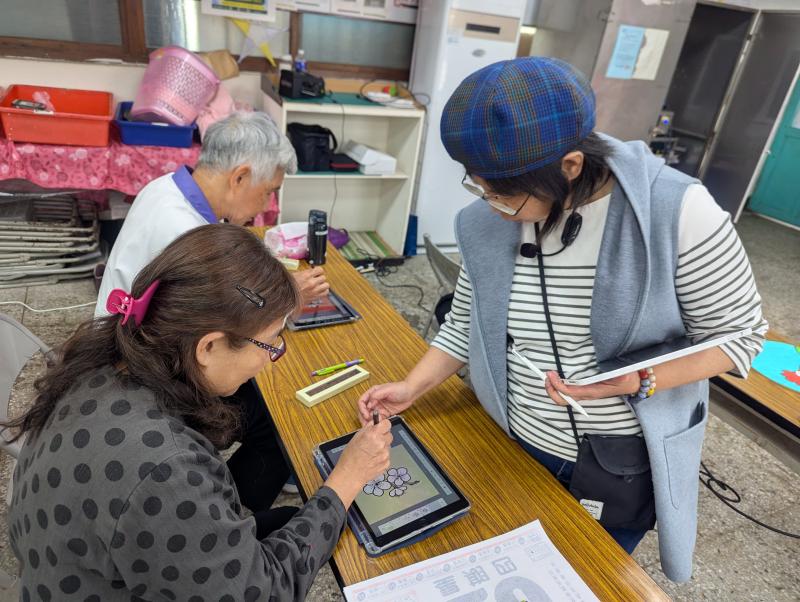 老師指導電子繪圖