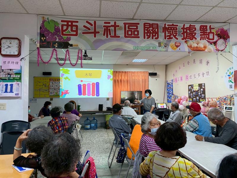 去年二林DOC有前往彰化縣二林鎮西斗社區關懷據點進行【行動諮詢】,讓長輩詢問手機使用操作問題並為他們排除解決。里長蔡淑芬小姐今年也參加了DOC在二林圖書館開辦的【AR數位影音式名片】課程,經里長安排本次再度來到貴社區為長輩們上【數位音樂學堂