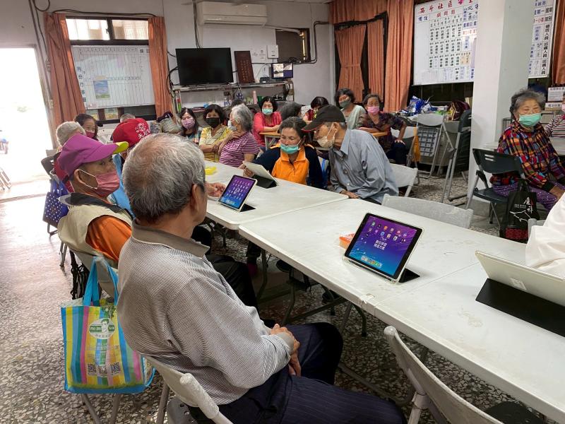 西斗社區長照據點在里長及照服人員的用心經營下人數眾多，有約有2.30位長輩參與,更有多位長者年齡超過90歲,但都相當有學習精神,很願意嘗試新事物,在拿到DOC借給大家使用的平板後,便開始互相討論並在講師的教導下,試著操作使用.體驗平板。