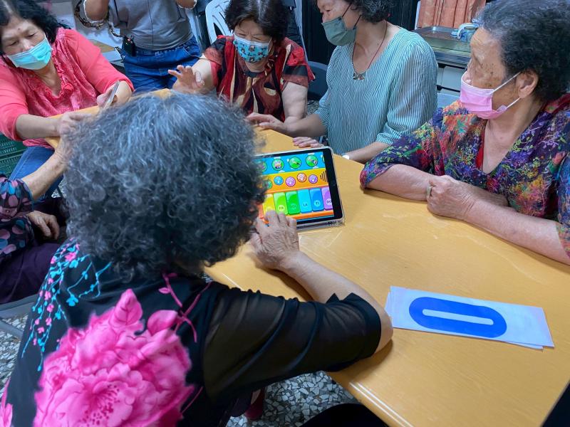 由於西斗社區長期有開設多元的學習課程,每位阿公.阿嬤學習能力都很強,很快就學會如何用操作使用平板並彈奏出簡單的旋律,如小星星.小蜜蜂.兩隻老虎,還會跟著旋律唱歌呢,也覺得使用平板能接觸到新的科技真有趣。